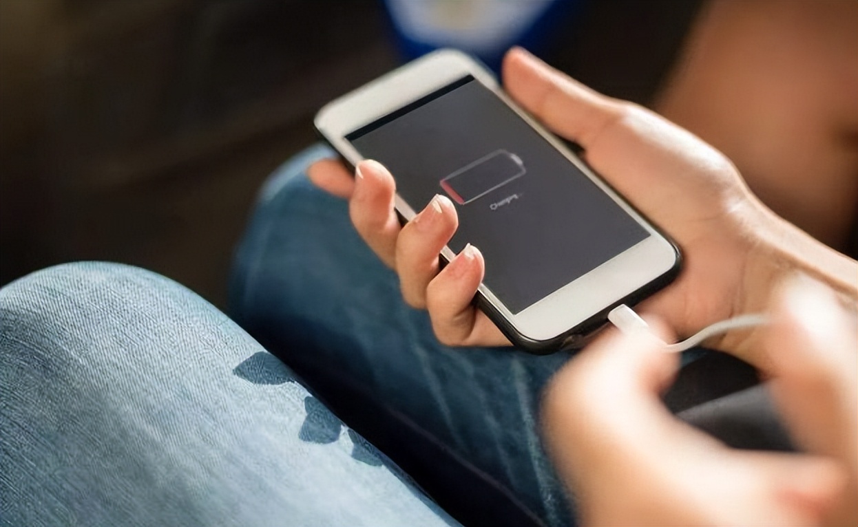 手机充电被电击是什么原因,充电玩手机被电的几率