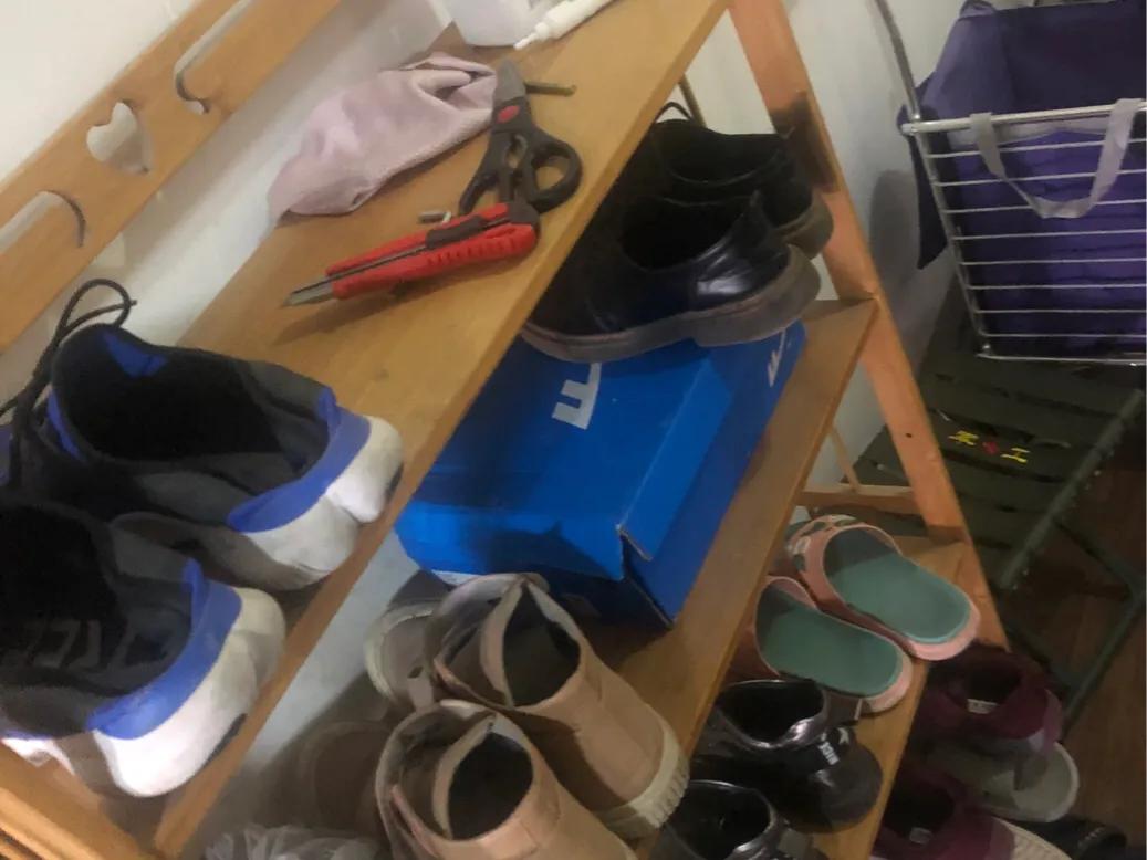 邻居把鞋架放到两户门中间怎么办,邻居把鞋架放门口如何沟通解决