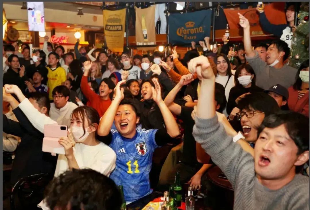 同台的哥斯达黎加球迷问：higuy今天还捡垃圾吗？