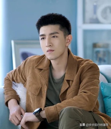 水润嫩滑的嘴唇,水润的嘴唇和干瘪的嘴唇对比