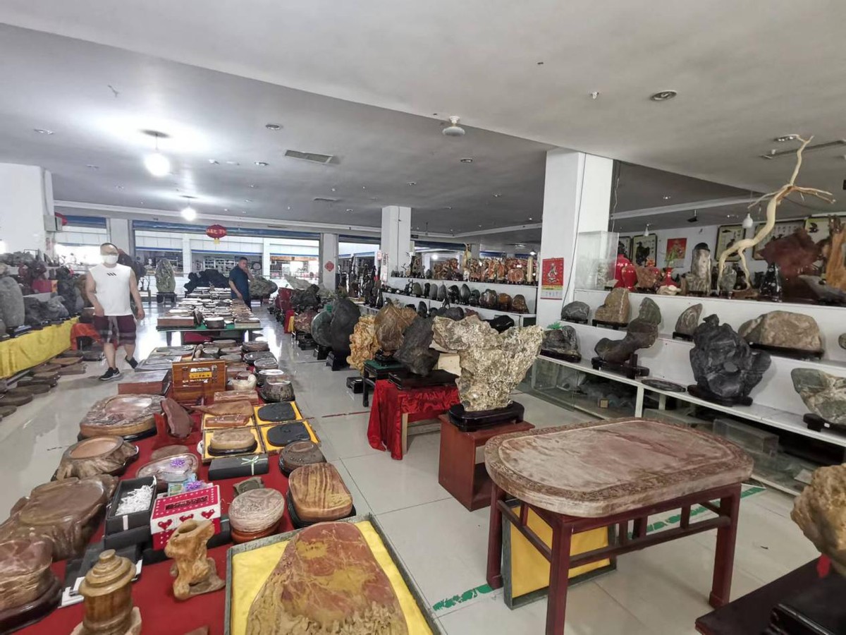 挑选奇石认真负责,观赏奇石交易市场哪里最好
