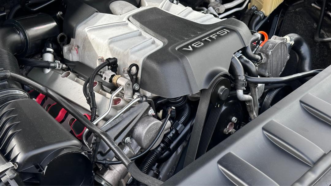 奥迪q7报废厂,老款奥迪q7出车祸