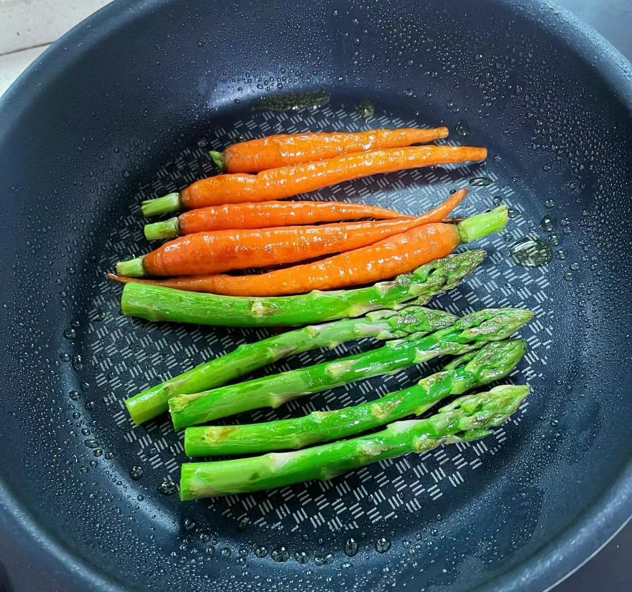 不沾锅VS铁锅：选购厨具大揭秘