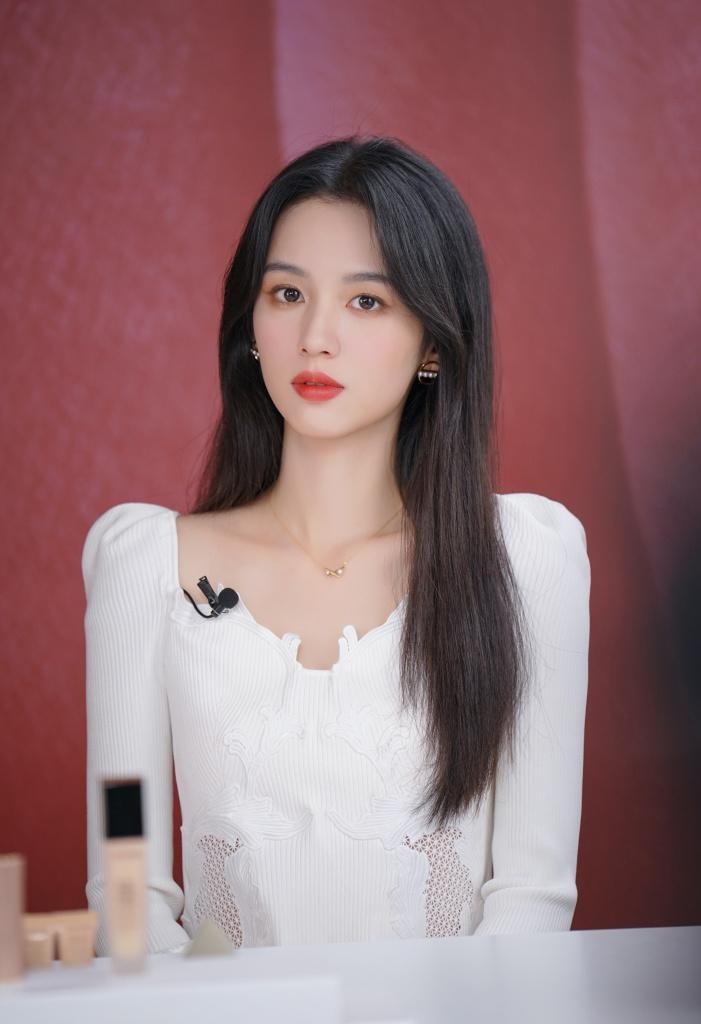 周也代言兰蔻品牌拍摄草坪写真“绝美”