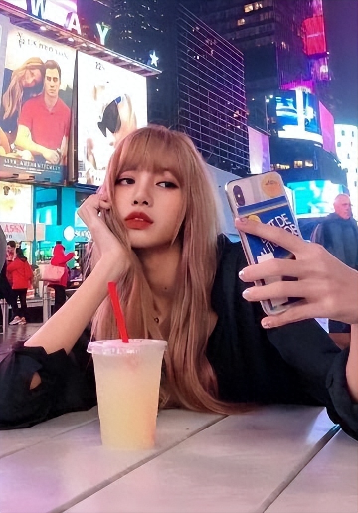 Lisa夜总会演脱衣舞，和世界首富之子恋爱，为嫁豪门放飞自我