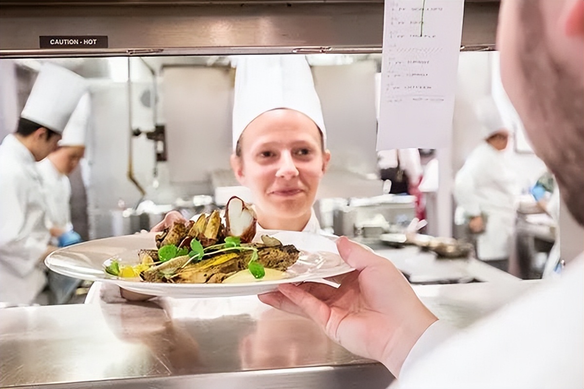 最赚钱的十大大学专业排名2015,美国最烧钱的大学