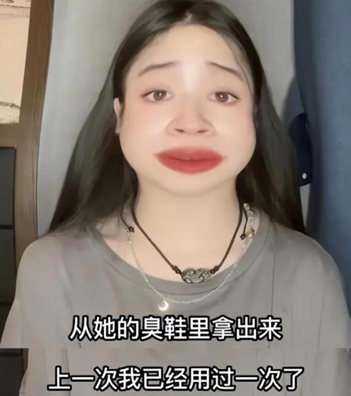 大学女生将用过的卫生巾贴满床，气味很“上头”，室友却忍气吞声