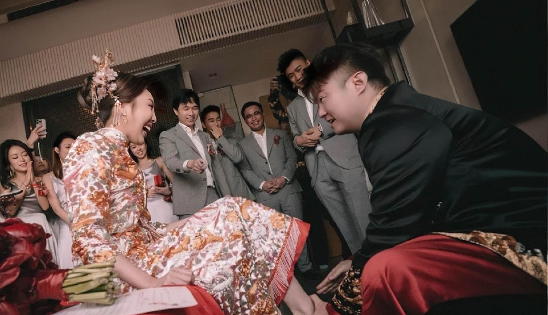 赌王儿子当伴郎的香港婚礼,赌王三太出席女儿婚礼戴珍珠项链