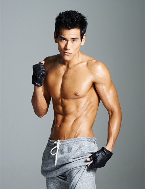 健身运动7种方法变身肌肉男,可以练全身的健身器材男生