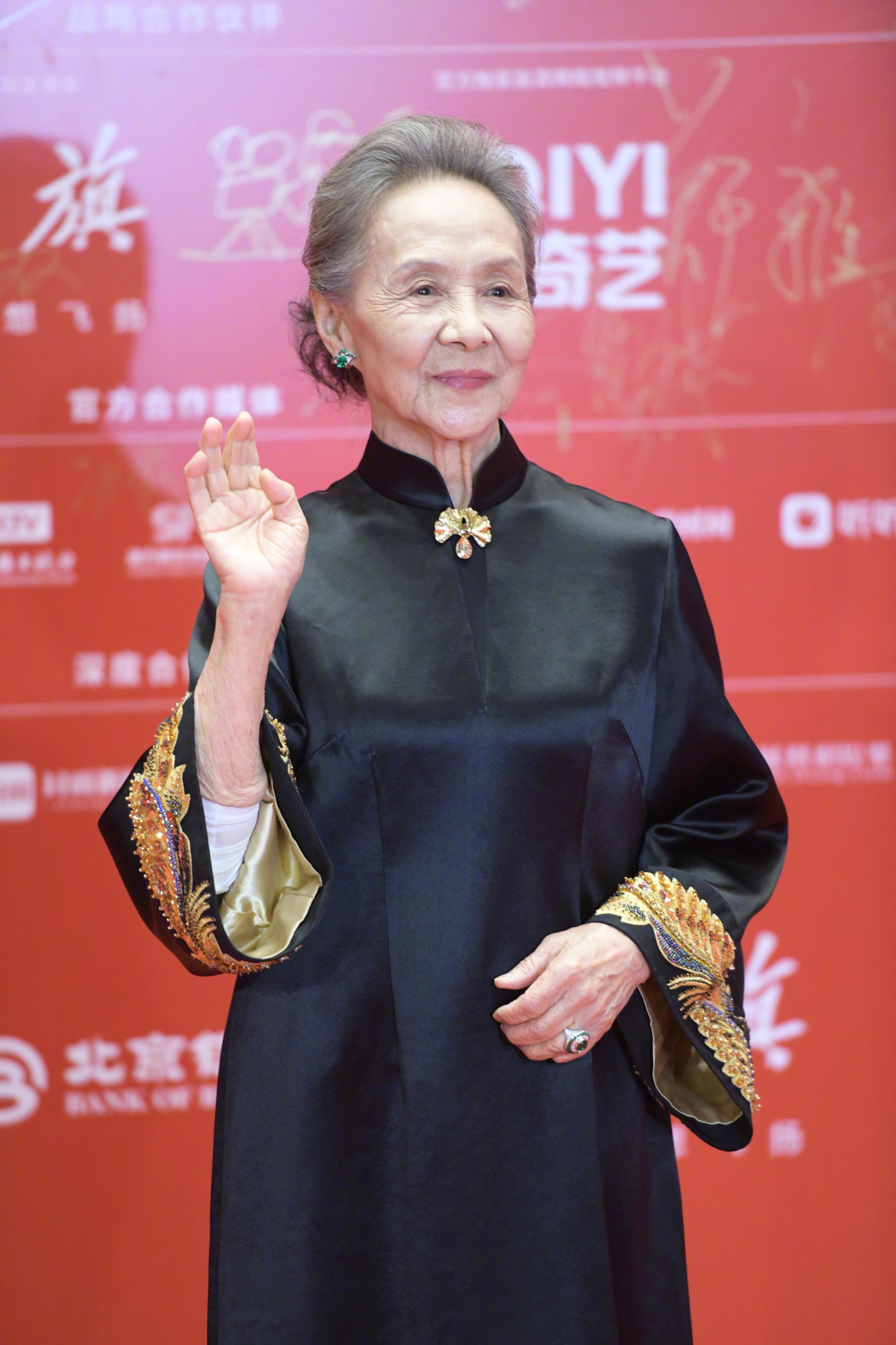 张颂文泪目北影节,北影节开幕式红毯张颂文害羞笑