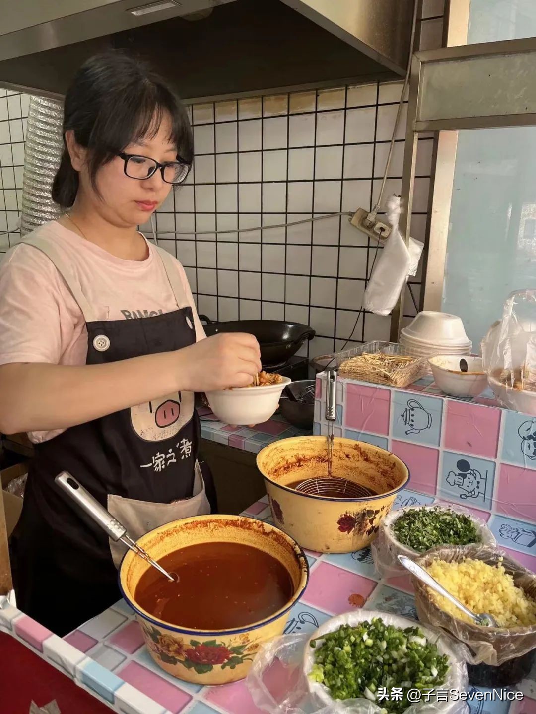 南昌一家超小店铺的臭豆腐,南昌中山路臭豆腐