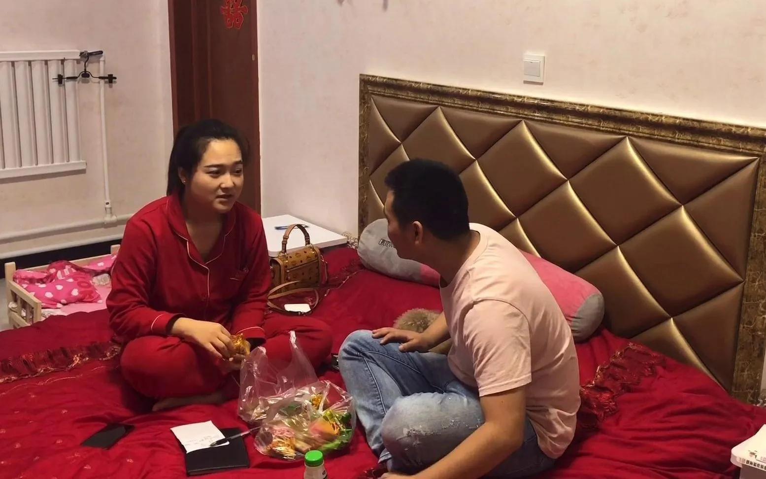 半夜发现儿子看“小黄片”，妈妈又怒又无助，爸爸的做法值得学习