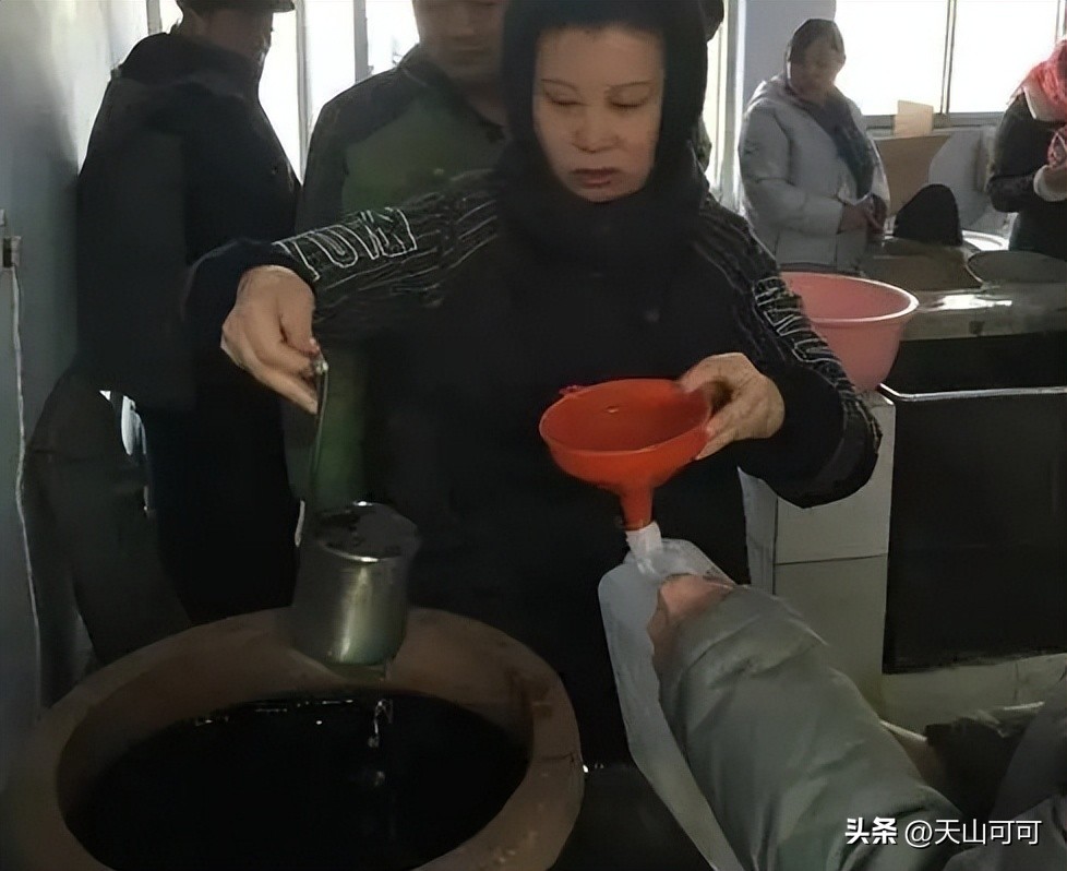 看完一激灵：路边摊5元一斤的白酒，都是怎么来的？你敢喝吗？
