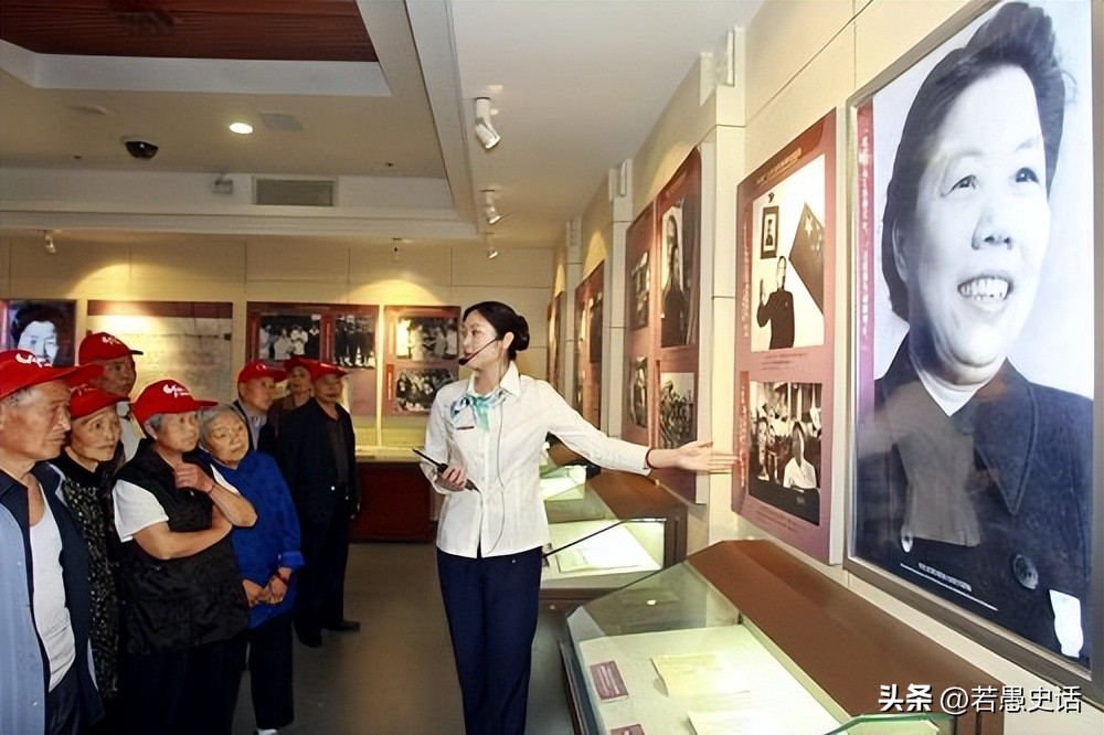 周总理去世前不断望向门口，护士不解，后来才知他在等妻子*颖超邓**