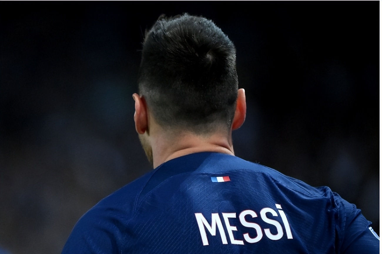 梅西发布会告别巴黎圣日耳曼,球迷对梅西嘘声