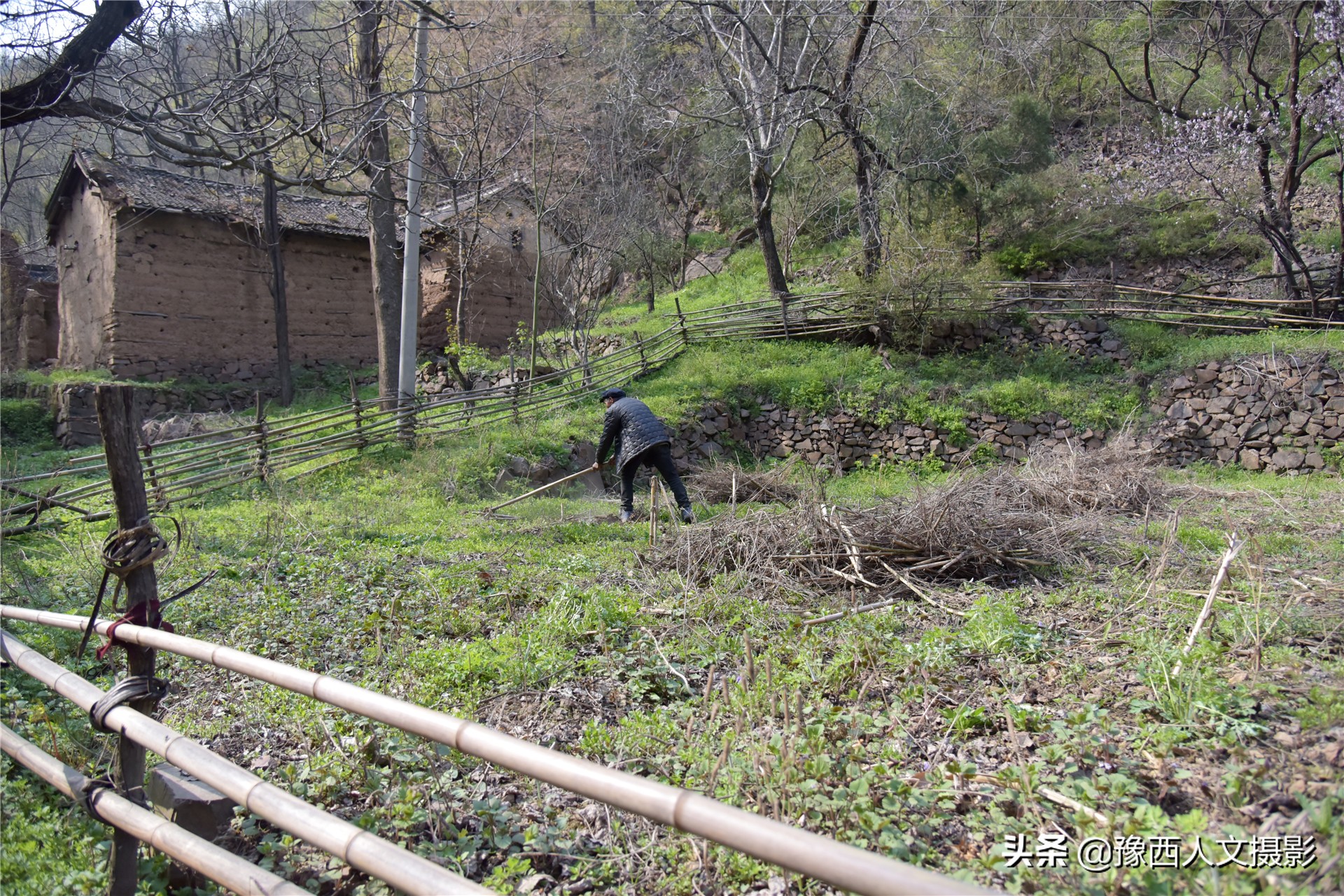 74岁大叔住深山不见人，天天跟老伴儿“捉迷藏”，买一袋盐吃半年