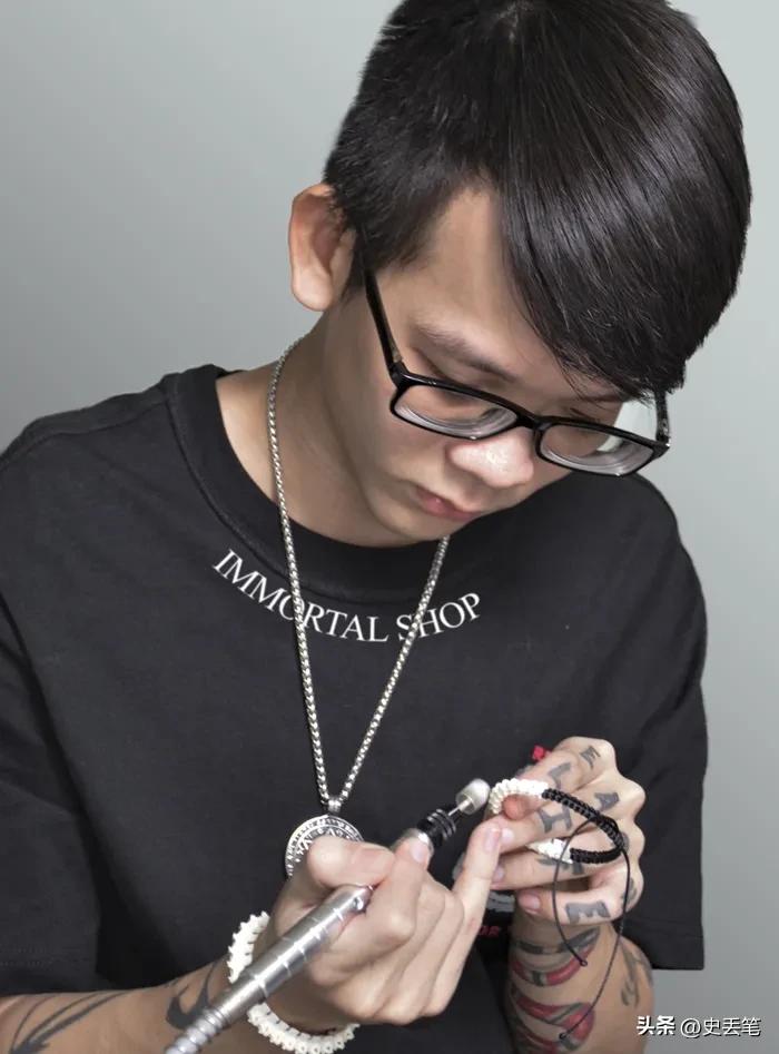 他将蛇骨做成戒指和首饰，最高一件可以卖到1500万越南盾