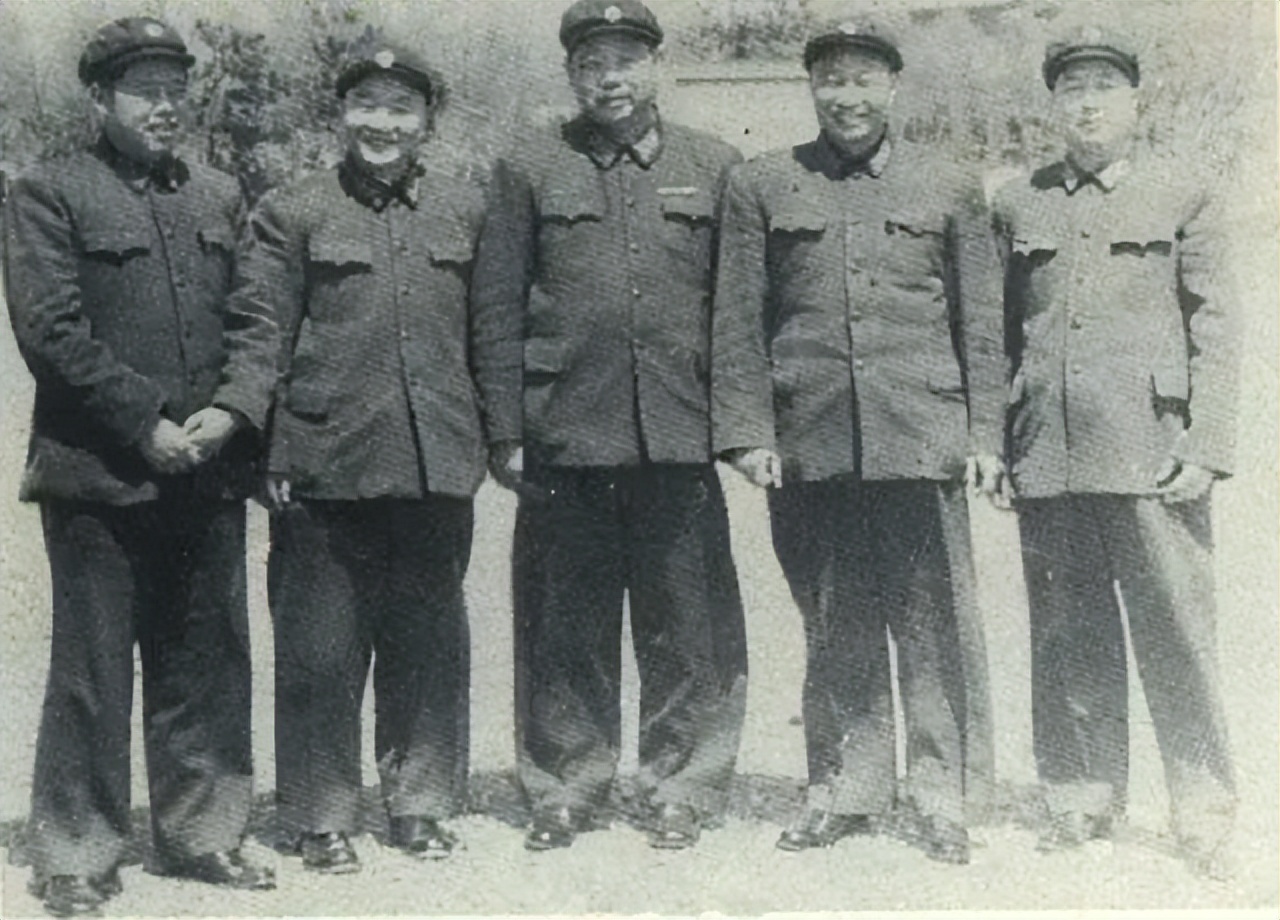 1977年邓公约见*锡联陈**，*锡联陈**向邓道歉，邓公：你在北京不欠账