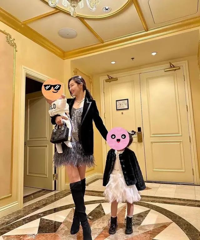 35岁女主持携父母定居美国，背20万包被指炫富，嫁富豪老公很幸福