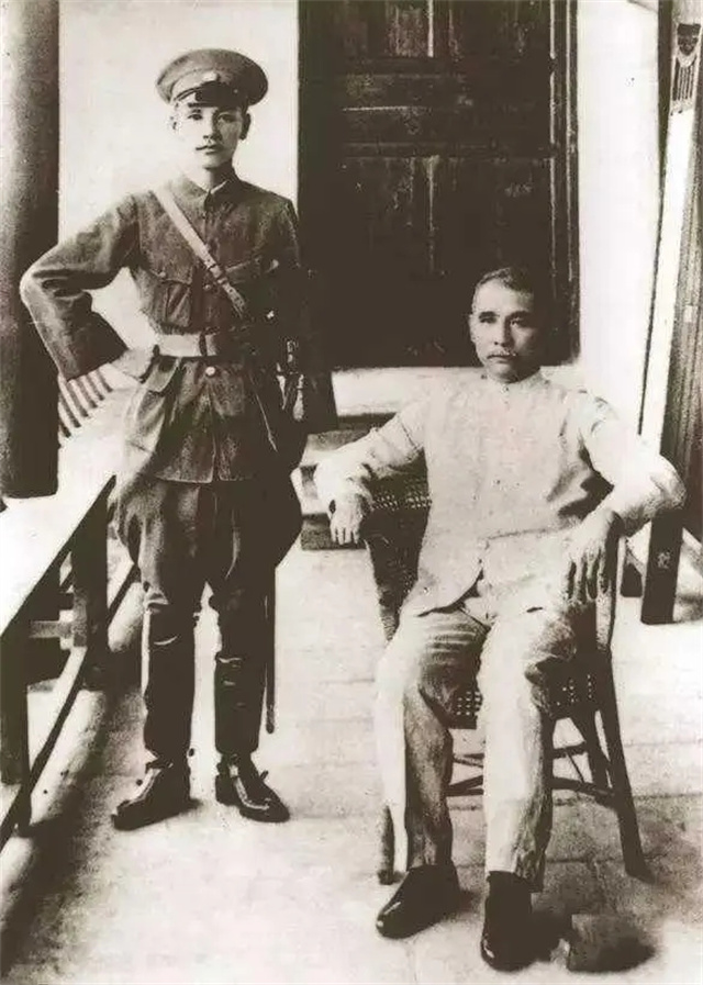 蒋介石的“龙脉”情节，风水先生预言成真，蒋母墓有这么神？