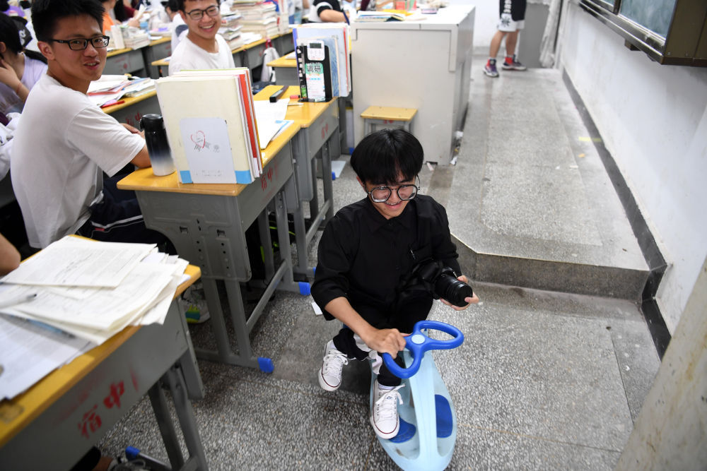 12岁男孩残疾骑扭扭车上学,被担架抬进考场小伙超一本线52分