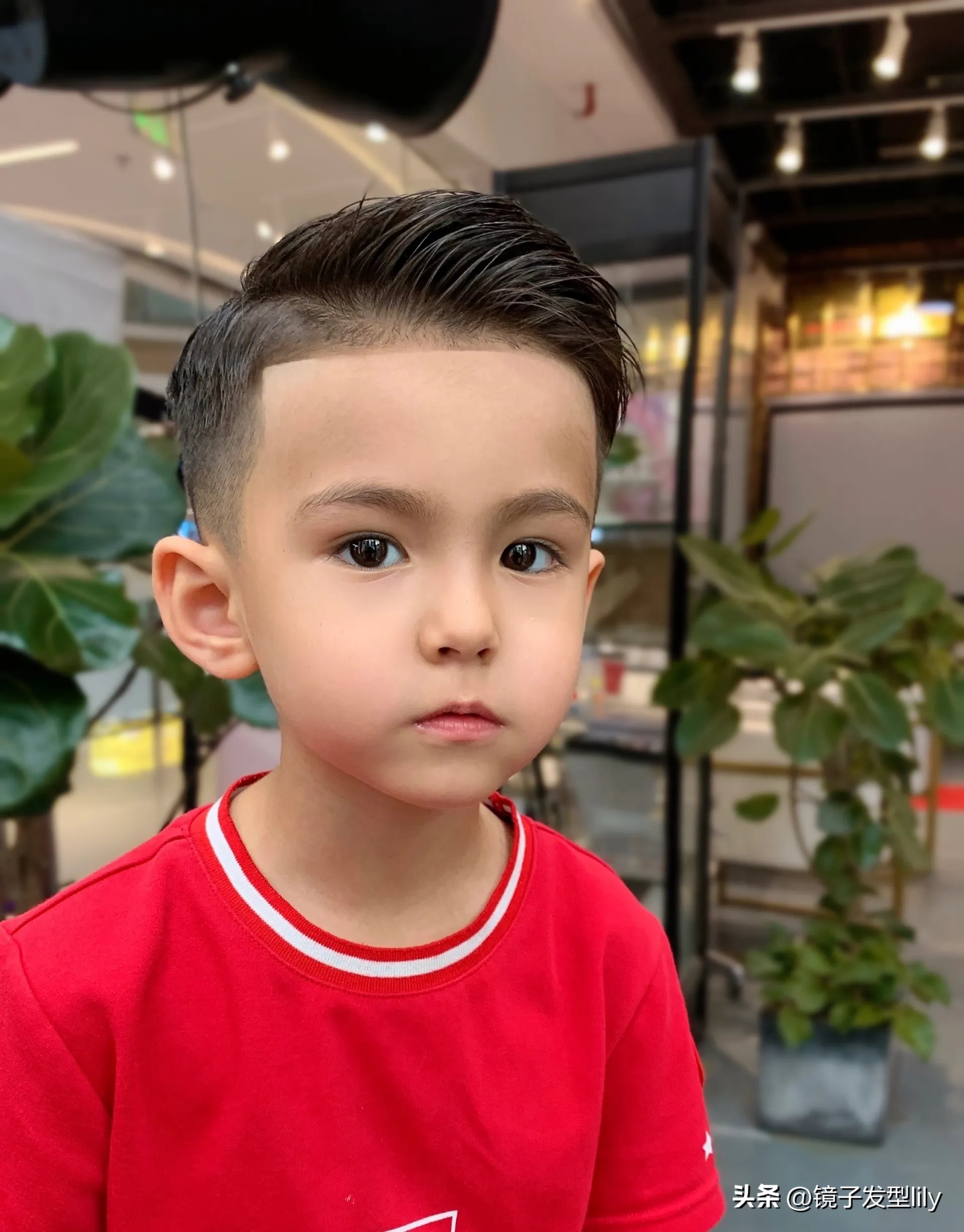 新帅气小男孩发型14款,两边剃光的最帅气小男孩发型