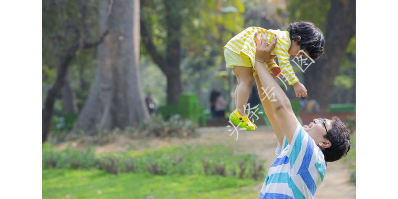 离婚十年，60岁的她拎一包东西上门：东西收下，我照顾你有仨条件