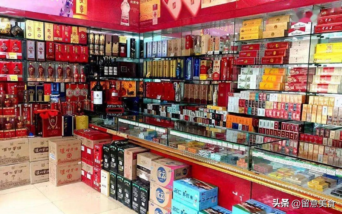 街边不起眼的烟酒店看似生意惨淡,街上的店没人为什么还开