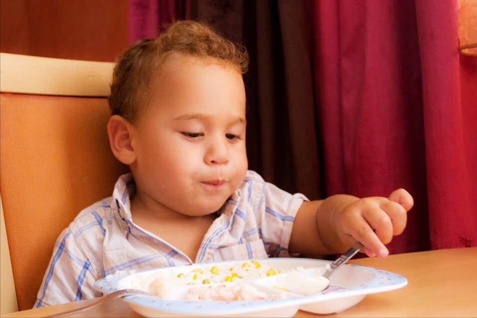 宝宝天生左撇子，到底要不要纠正，听听“神经科医生”怎么说