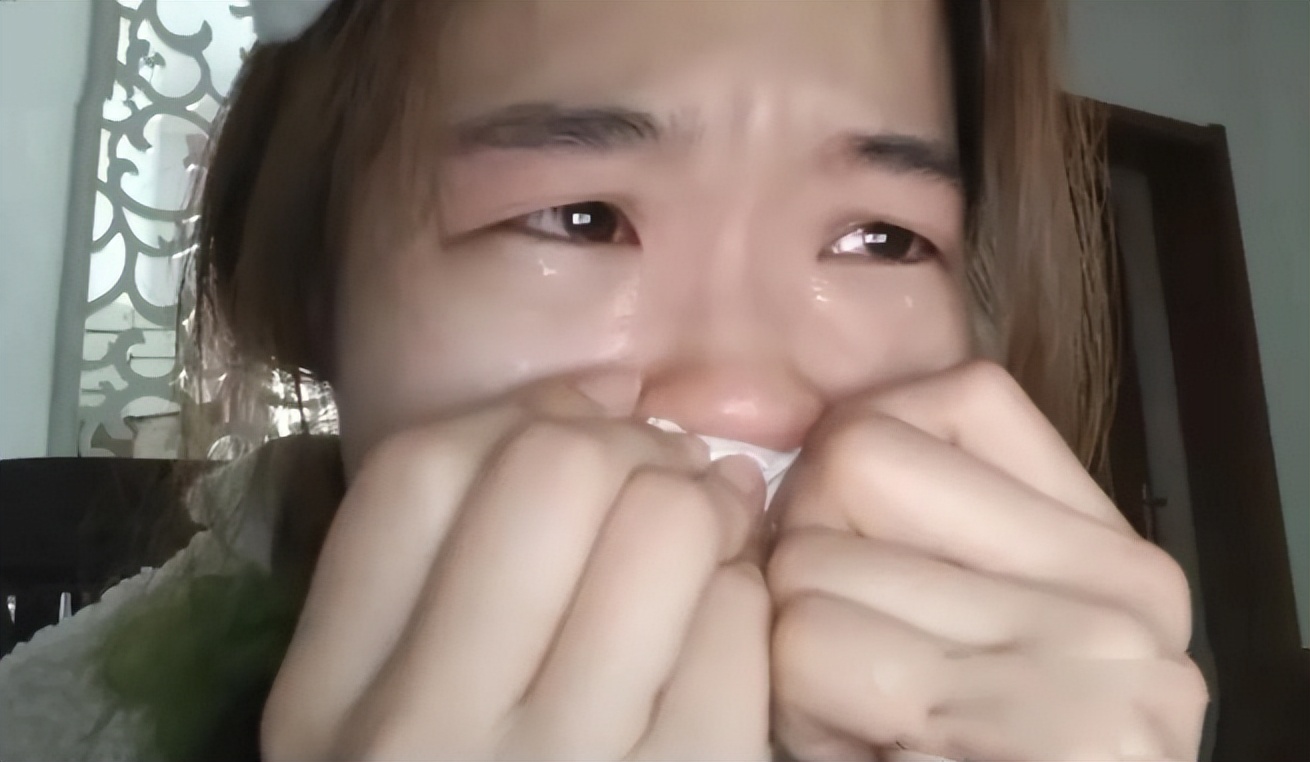 失业女生摆摊崩溃却登上热搜,女子失业摆摊一天挣5元痛哭