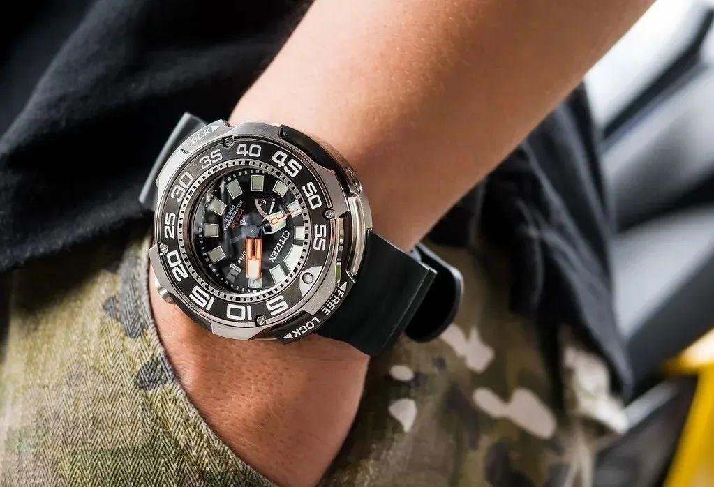 年轻人戴什么表比较合适,年轻人戴机械表还是智能表