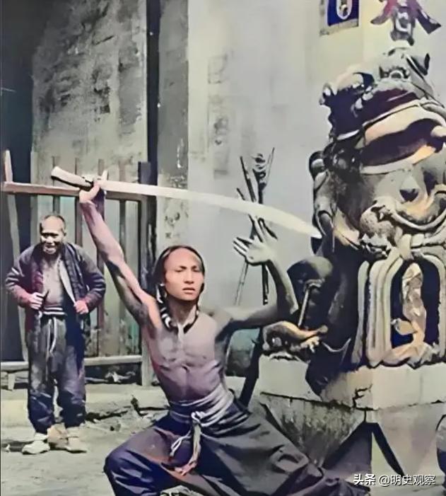 卑鄙龌龊老照片：*楼青**女子妖娆多姿，妇女露胸喂奶被孩子撕扯衣服