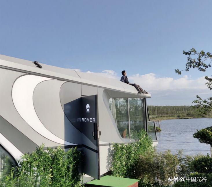 光谷“科幻迷”设计流浪“太空舱”，火遍国内外，住一晚价格堪比五星酒店