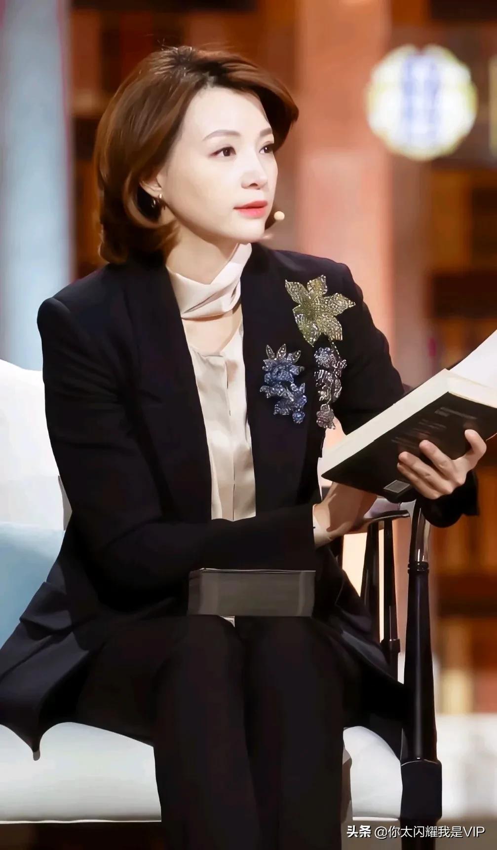 著名主持人董卿的照片站姿,董卿有素养的视频