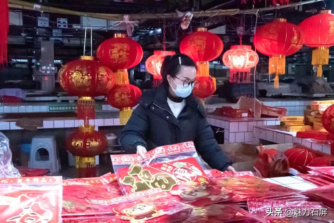 迎春接福送春联红红火火过大年,网络中国节贴春联