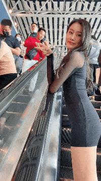 女孩子看起来外表美丽，其实裤袜已经掉到大腿根了！哈哈哈