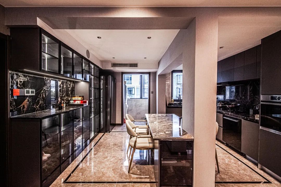 5.6米客厅餐厅一体横厅效果图,横厅客厅餐厅阳台一体装修实景图