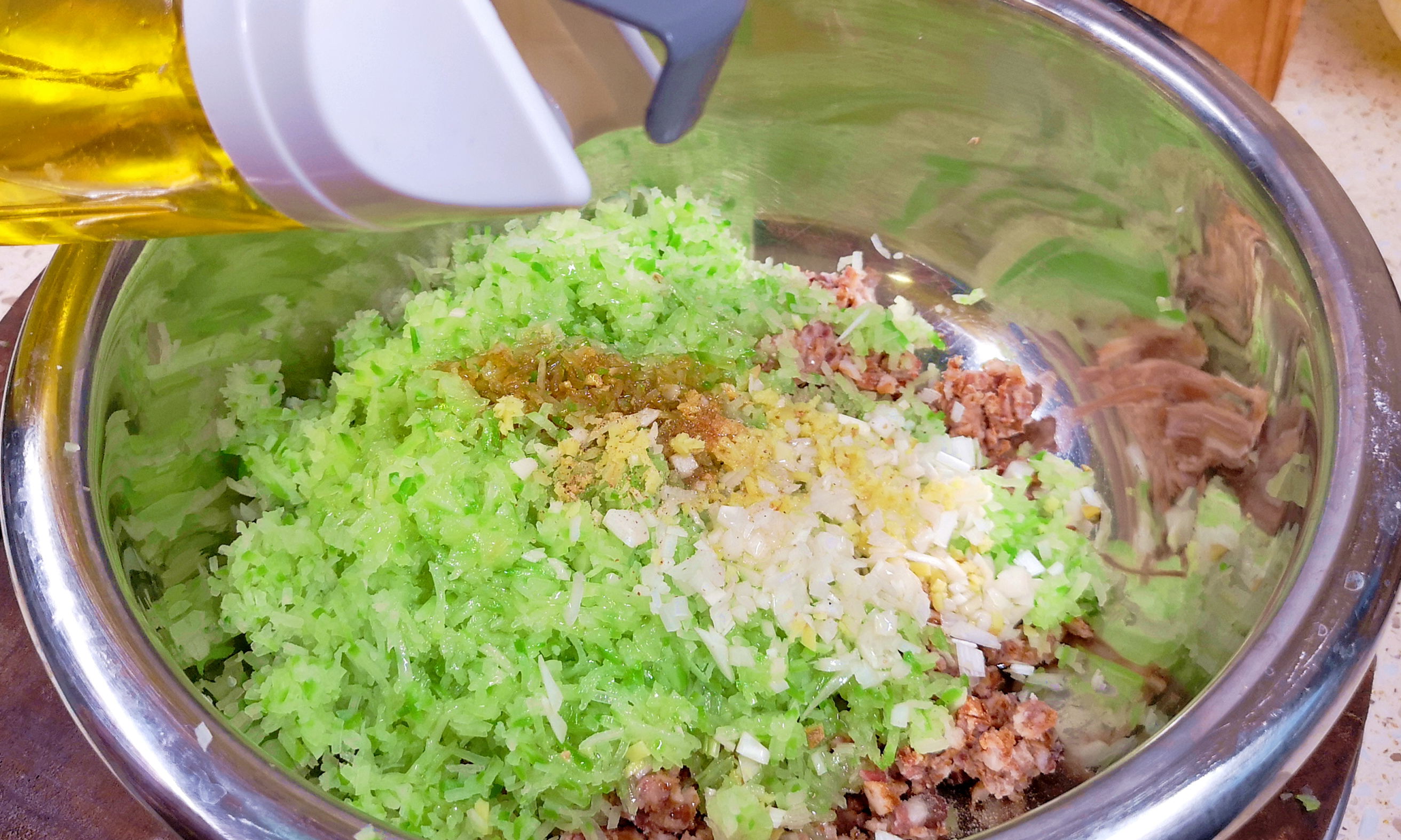 猪油油渣吃了有什么好处,猪油到底有益还是猪油渣有害