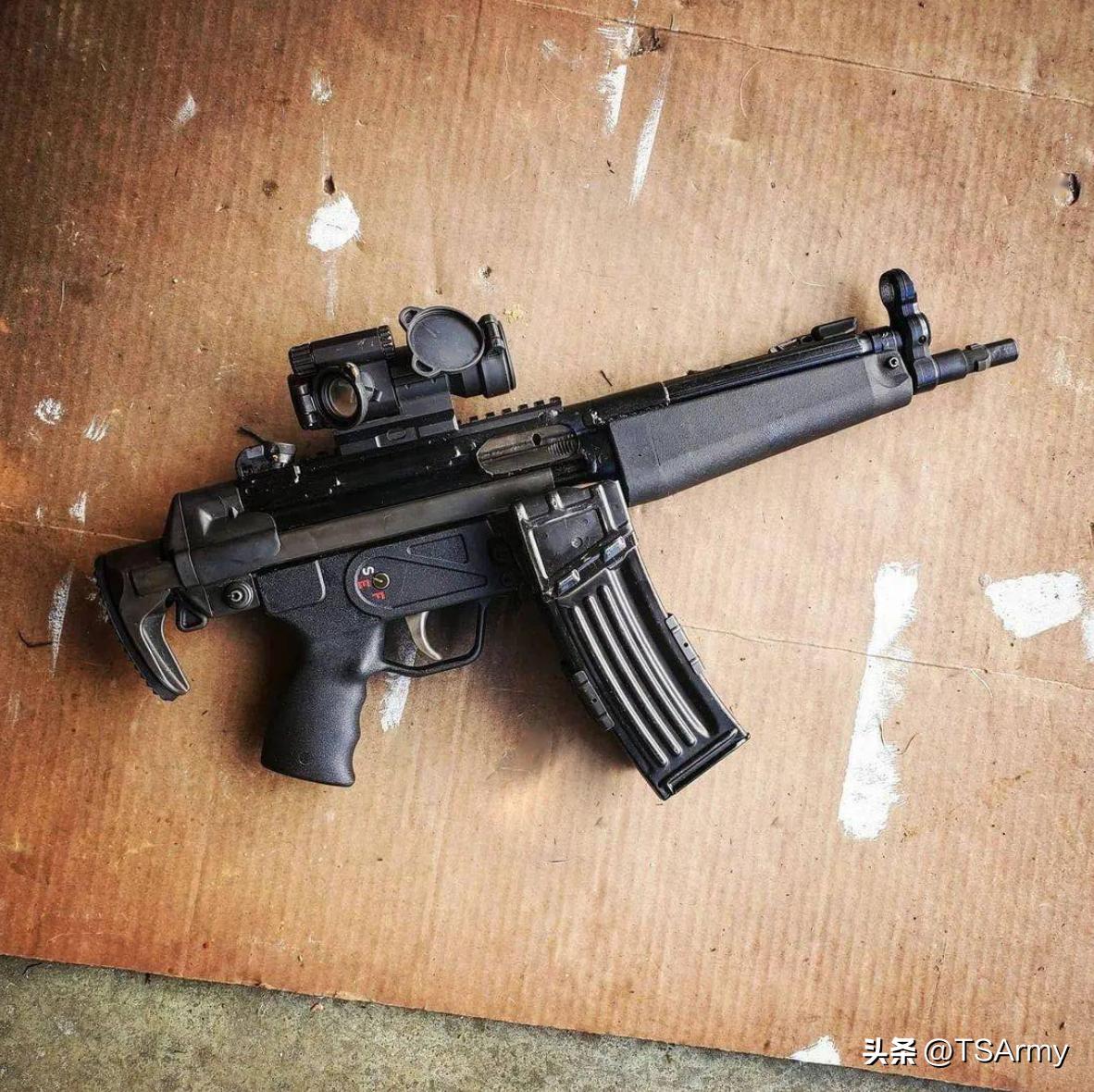 香港飞虎队使用的是什么枪械,飞虎队用的是什么手枪