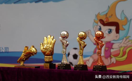 大学南路小学朱雀分校举办了首届“朱雀杯”校园足球联赛