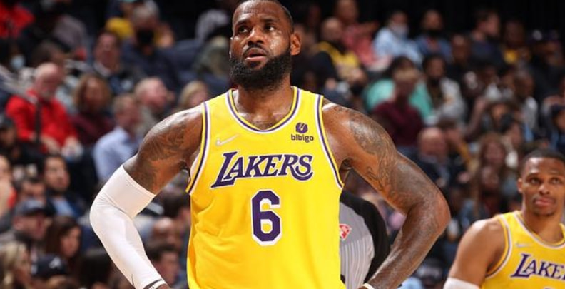 若组湖人历史最强5人阵，分卫科比+小前詹姆斯，中锋位置最难选择