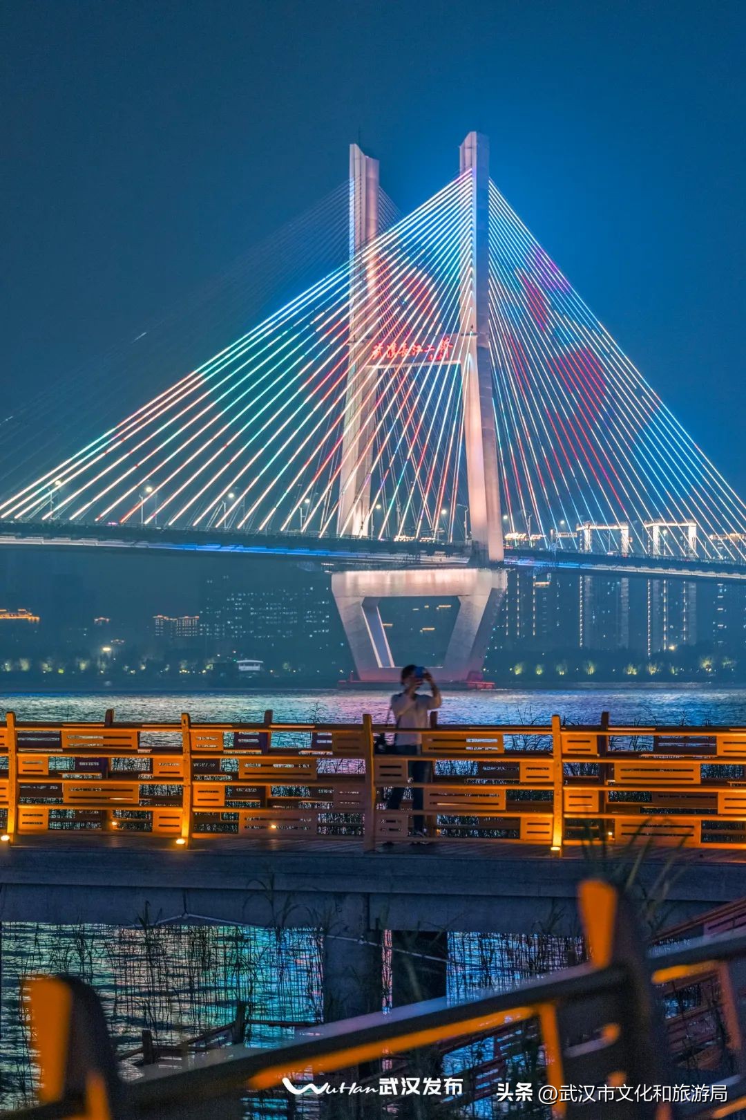 汉口江滩上新太阳能座椅,最近的江滩