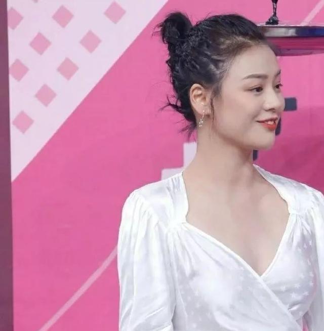 深圳小学生在地铁做不文明行为,小学生地铁不良动作