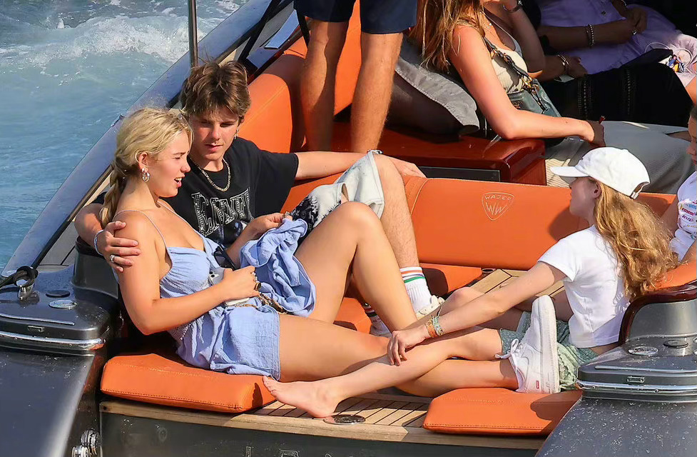 囧三带女友与家人度假，大布继续蜜月旅，只有刚失恋的RORO在苦练