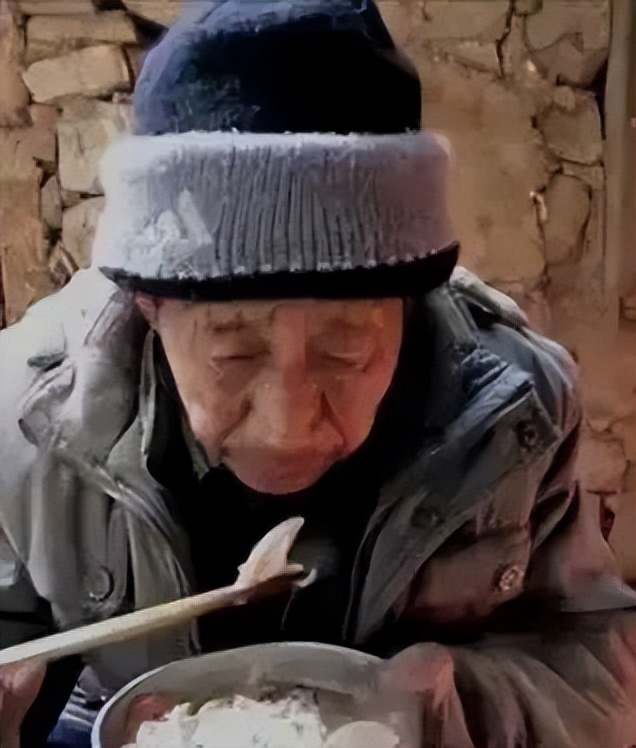 带养父旅游的河南女孩现状,女孩被抛弃养父母靠捡破烂养她