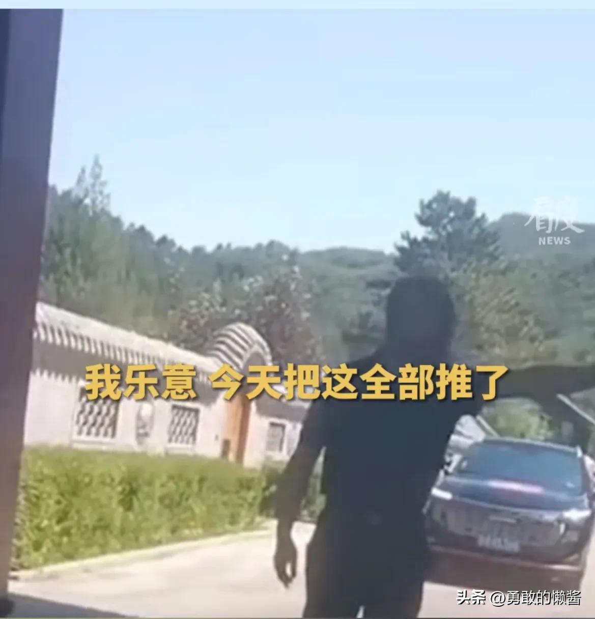 权力的放纵？董事长开车进长城遇阻，强拆大门怒称：管到我头上了
