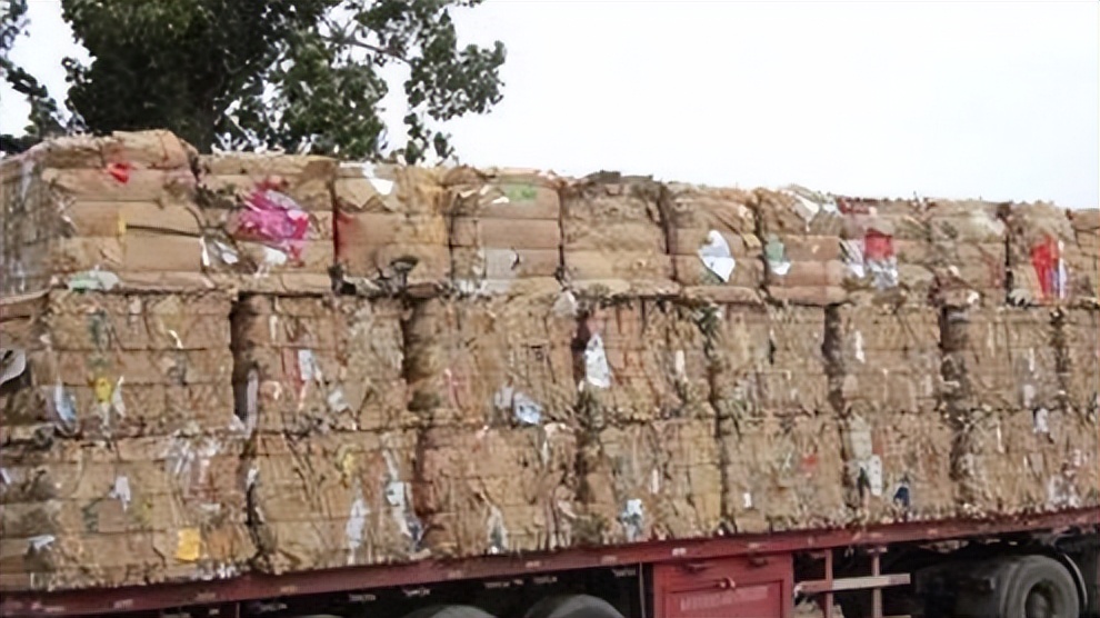 香港60岁大叔收废纸日入3千，将买第三套房，不工作就不舒服