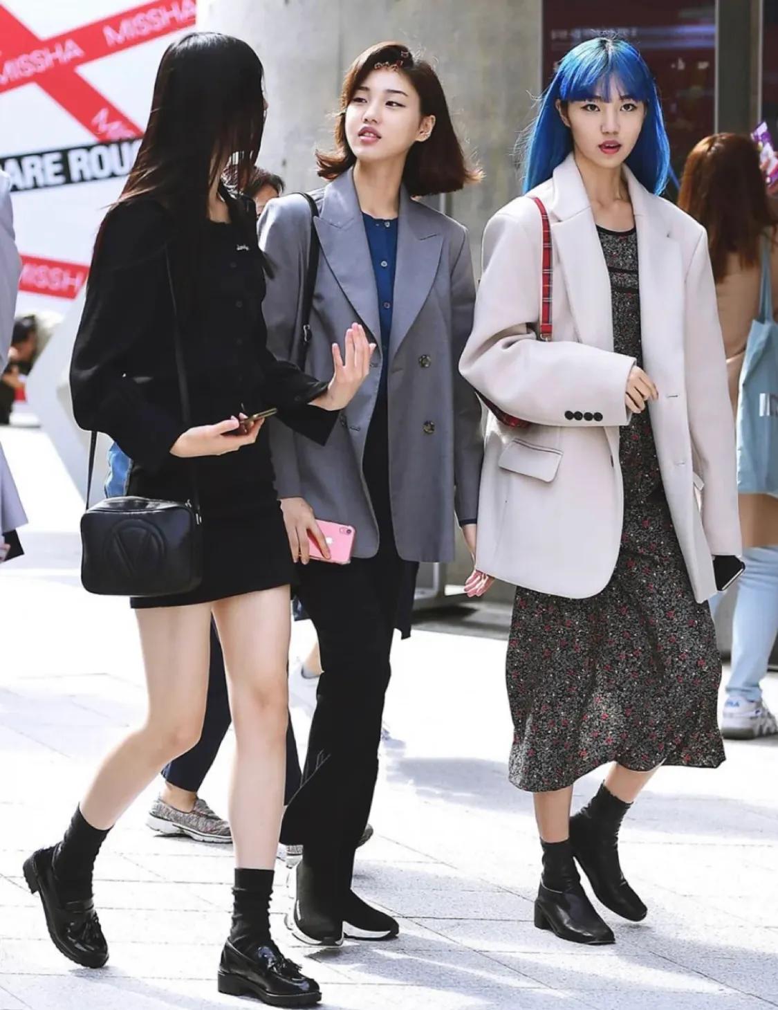 韩国街拍穿搭女生鞋子,韩国穿搭帆布鞋街拍