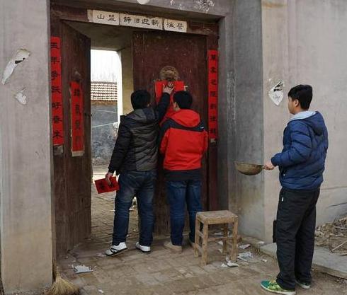 腊月二十九，开心过除夕，家家户户贴对联，3个讲究不妨一看