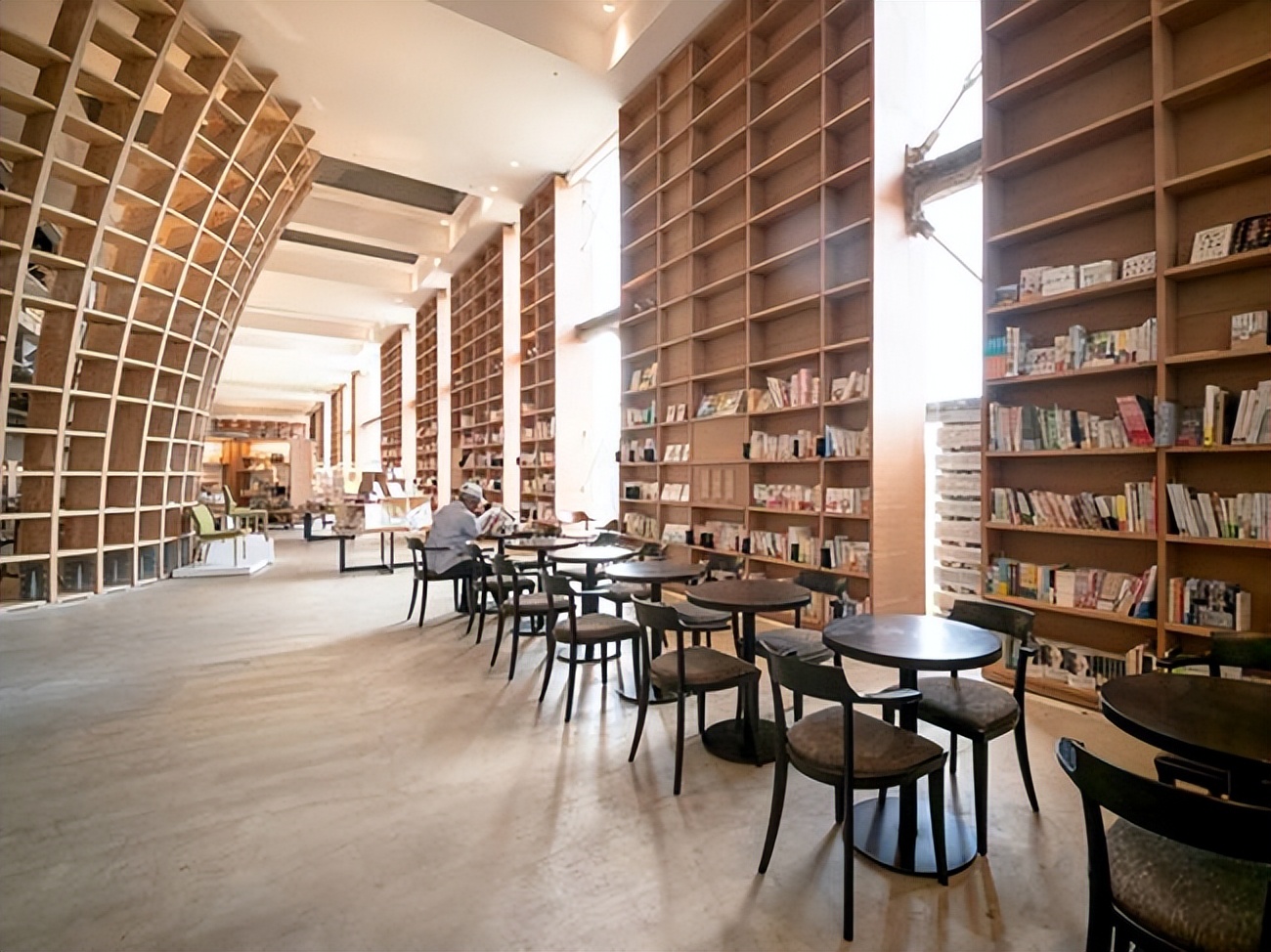 日本茑屋书店经营之道,最美书店电商冲击下日本茑屋书店